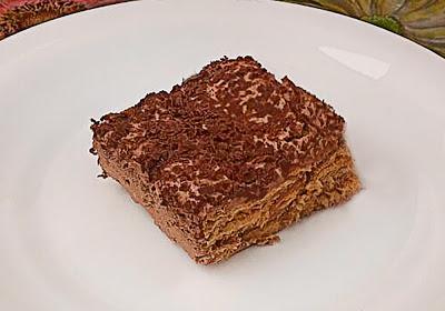 Tarta de galletas y crema de chocolate.