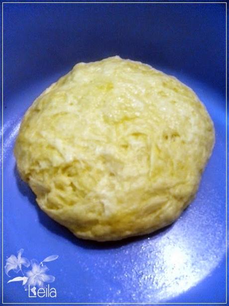 Coca de tomate con piñones