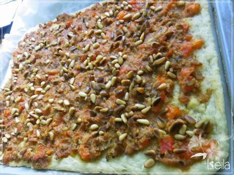 Coca de tomate con piñones