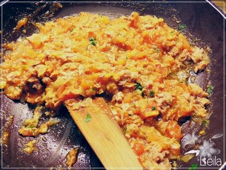 Coca de tomate con piñones