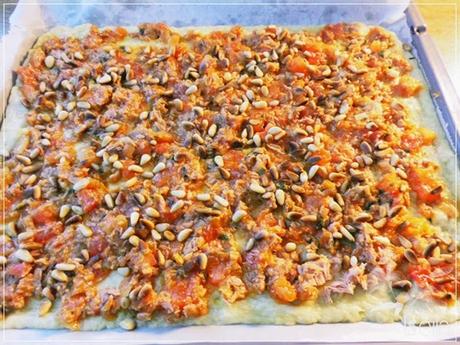 Coca de tomate con piñones