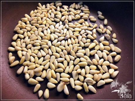 Coca de tomate con piñones