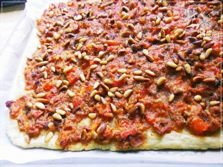 Coca de tomate con piñones