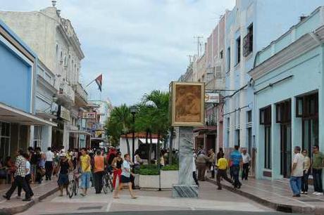 Martes, 11 de la mañana, el Boulevard de Cienfuegos lleno de personas que supuestamente están trabajando y produciendo