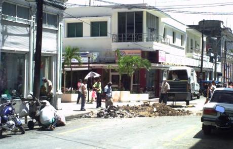 Cuatro cubanos mirando y solo uno trabajando, escena habitual en cualquier parte de Cuba