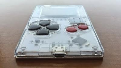 ¿Buscas una consola portátil de estética retro del tamaño de una tarjeta de visita? Arduboy es para ti