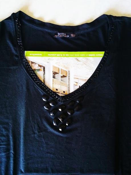 DIY Camiseta joya: Customiza con cadenas y abalorios en forma de collar (Parte 6)