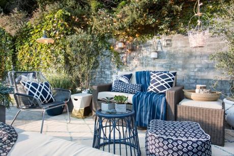 Una terraza a punto. Decora tu exterior con un toque de azul Navy_And_White_Backyard_Patio