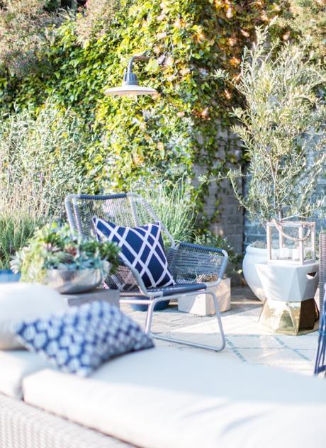 Una terraza a punto. Decora tu exterior con un toque de azul Beautiful_Backyard_Patio_Redesign