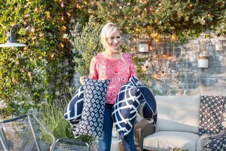 Una terraza a punto. Decora tu exterior con un toque de azul Emily_Henderson_Back_Patio_DIY1