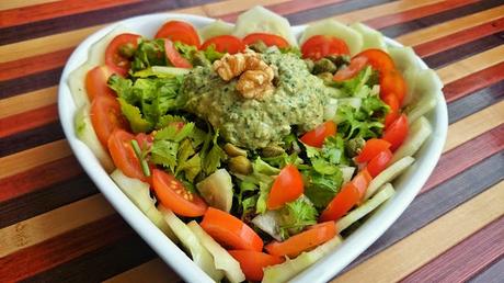 Ensalada con salsa cremosa de espinacas y alcachofas