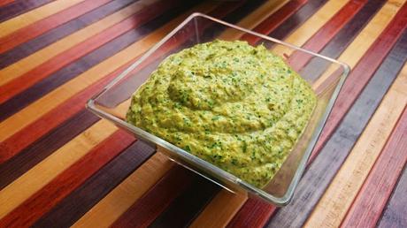 Ensalada con salsa cremosa de espinacas y alcachofas