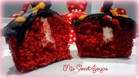 Buenísimas Red Velvet Cupcakes  rellenas y vestidas de flamencas! - alt=