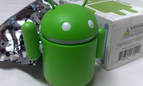 Android_green_figure_next_to_its_original_packaging