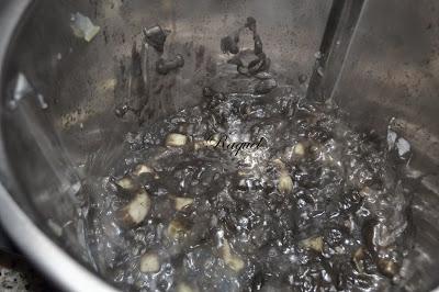 Risotto con Calamar en su Tinta sobre Cestita de Parmesano