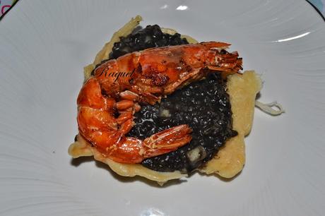 Risotto con Calamar en su Tinta sobre Cestita de Parmesano
