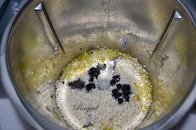 Risotto con Calamar en su Tinta sobre Cestita de Parmesano