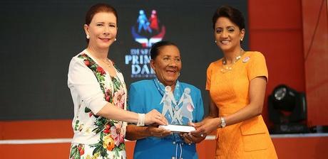 Primera Dama Candi reconoce madres ejemplares del Sur.
