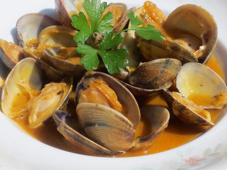 Almejas en salsa roja