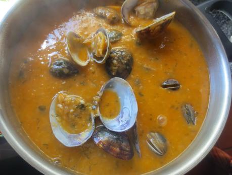 Almejas en salsa roja