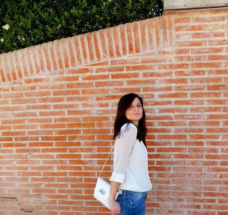 Blusa y Jeans desgastados