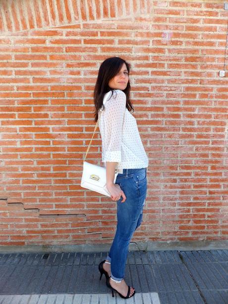 Blusa y Jeans desgastados