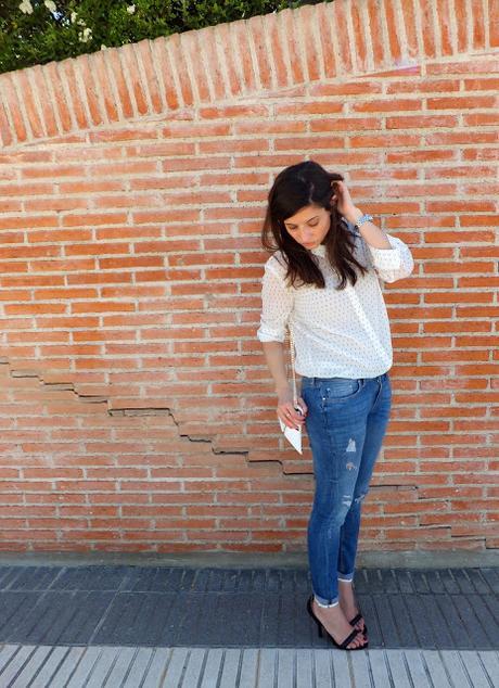 Blusa y Jeans desgastados