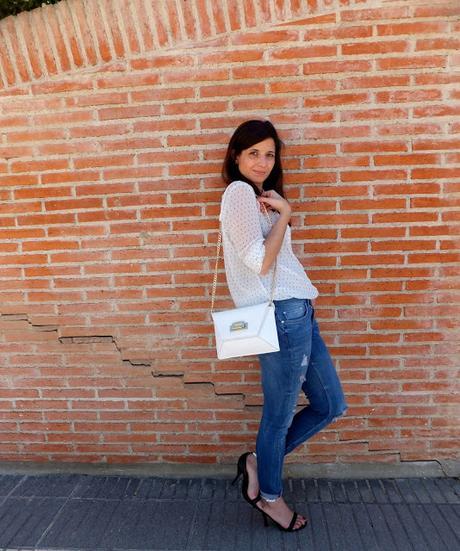 Blusa y Jeans desgastados