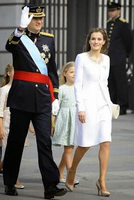 Dña. Letizia, muy elegante, honra a la Guardia Civil