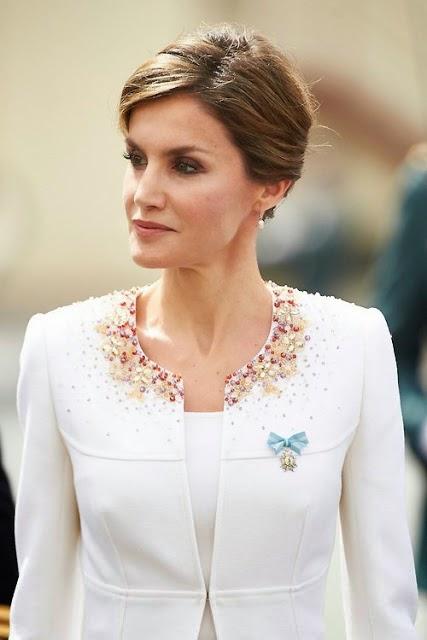 Dña. Letizia, muy elegante, honra a la Guardia Civil