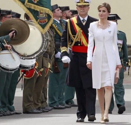 Dña. Letizia, muy elegante, honra a la Guardia Civil