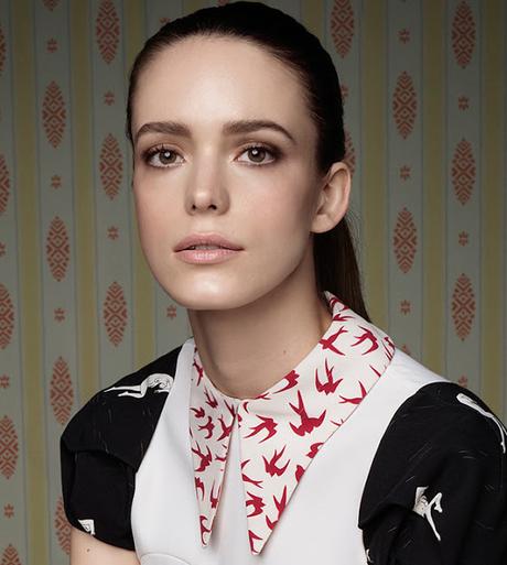 Stacy Martin aterriza en la nueva campaña de la primera fragancia de Miu Miu