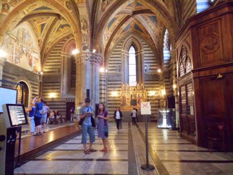 Interior del Baptisterio de Siena