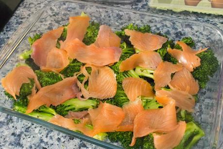 Brócoli gratinado con salmón ahumado en salsa de bechamel ligera