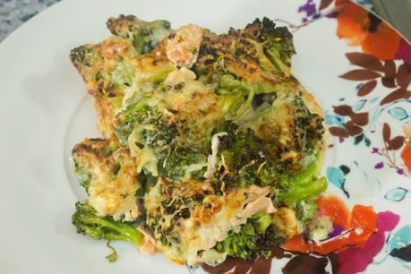 Brócoli gratinado con salmón ahumado en salsa de bechamel ligera