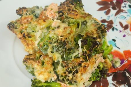 Brócoli gratinado con salmón ahumado en salsa de bechamel ligera