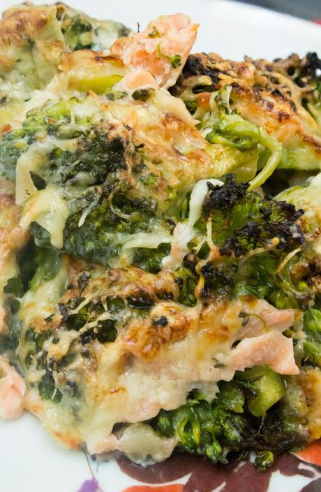 Brócoli gratinado con salmón ahumado en salsa de bechamel ligera