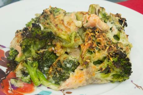 Brócoli gratinado con salmón ahumado en salsa de bechamel ligera