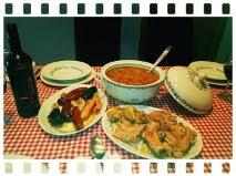 CALDO GALLEGO CON UN EXCELENTE VINO TINTO DE CRIANZA DENOMINACIÓN DE ORIGEN LA MANCHA