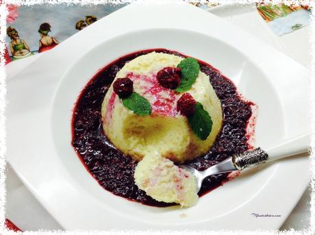 Flan de chocolate blanco con salsa de frambuesa