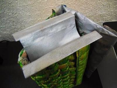 Una cartera con material reciclado