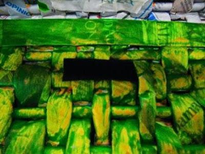 Una cartera con material reciclado