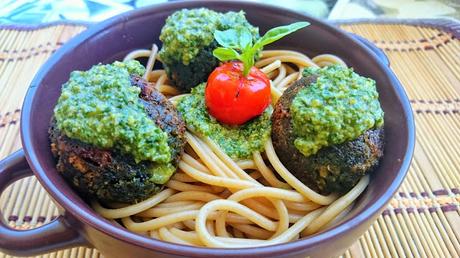 Espaguetis con albóndigas de espinacas y pesto de nueces