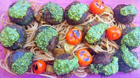 Espaguetis con albóndigas de espinacas y pesto de nueces