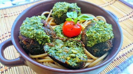 Espaguetis con albóndigas de espinacas y pesto de nueces