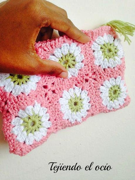 Mini cartera con granny squares