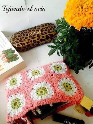 Mini cartera con granny squares