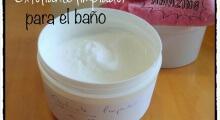 envase de plastico con exfoliante limpiador para el bano
