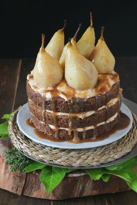 Naked cake de peras con mousse de caramelo y peras en almíbar con salsa de toffee