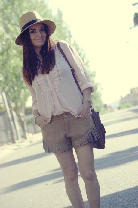 chicwish: shorts de ante y flecos